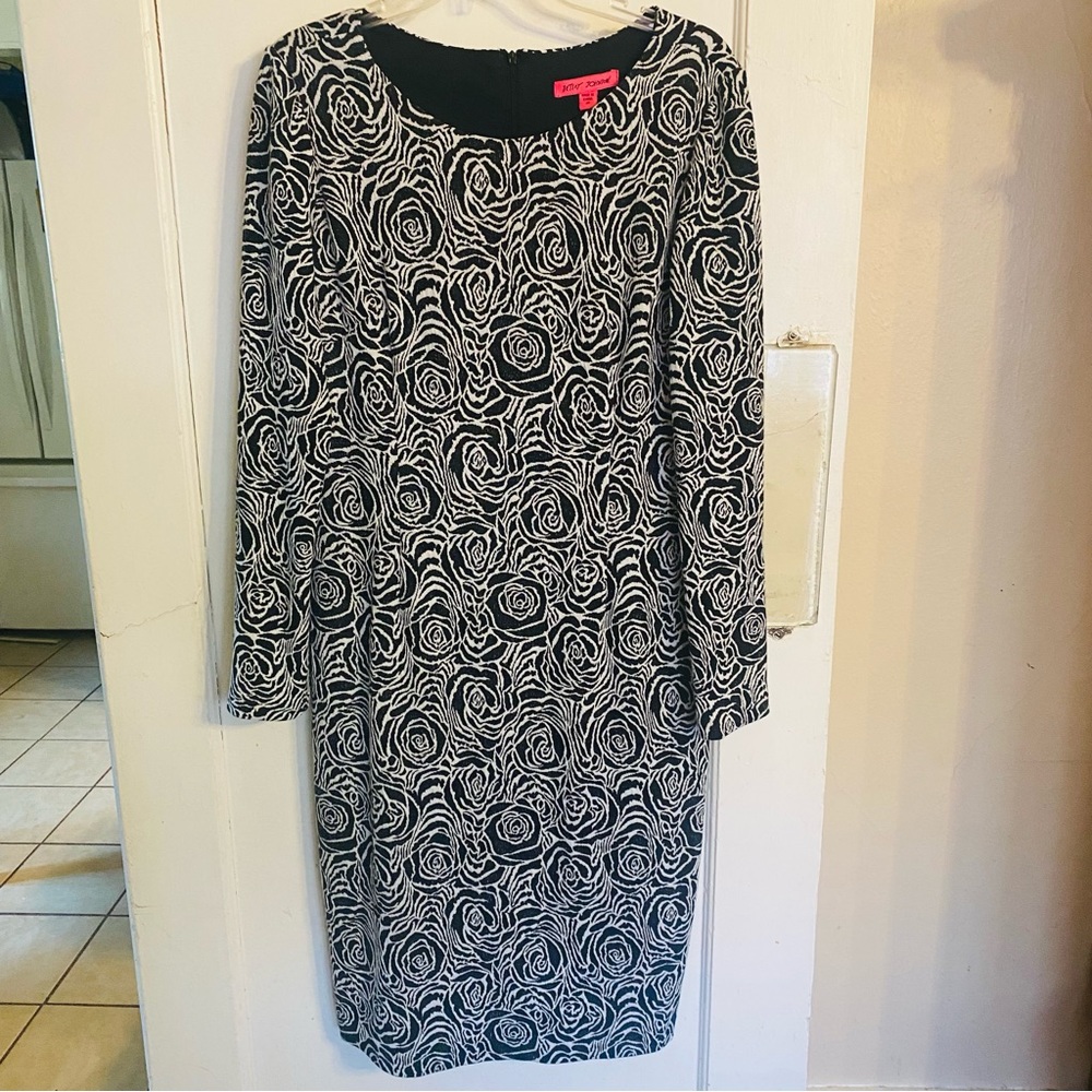 Womens Betsey Johnson Black and White Rose Dress Size 14 Stretch Lined Classic